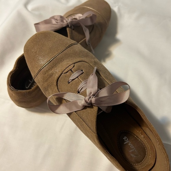 Clark's size 7.5 suede lightweight casual shoes - Picture 2 of 6